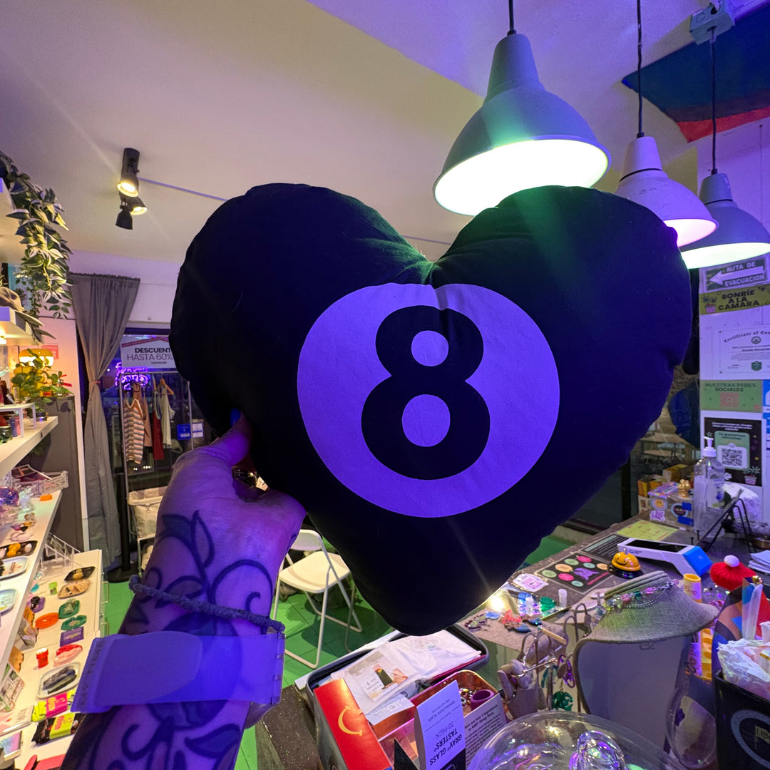 Cojín Bola 8 El Club de las Malvadas