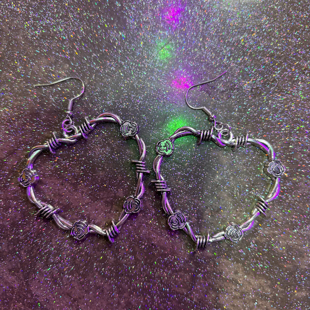 Aretes de rosas y púas